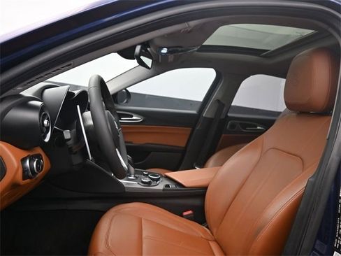 Used 2019 Alfa Romeo Giulia image 14