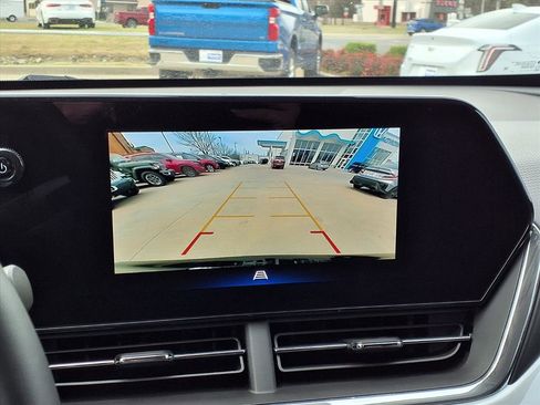 Used 2025 Chevrolet Trax LT w/ LT Convenience Package image 5