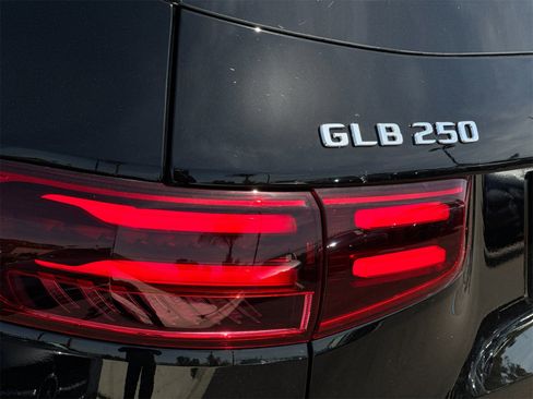 New 2025 Mercedes-Benz GLB 250 4MATIC image 32