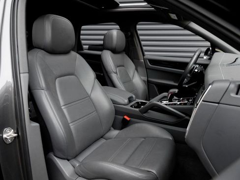 Certified 2023 Porsche Cayenne image 32