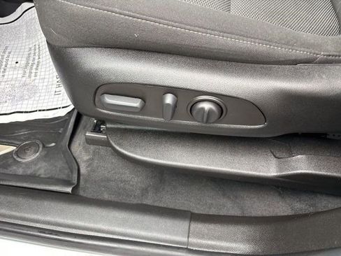 Used 2023 Chevrolet Traverse LT image 12