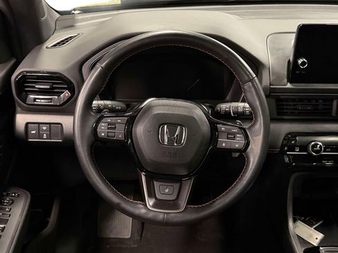 Used 2025 Honda Pilot TrailSport image 23