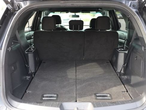 Used 2017 Ford Explorer XLT w/ Equipment Group 201A FWD image 9