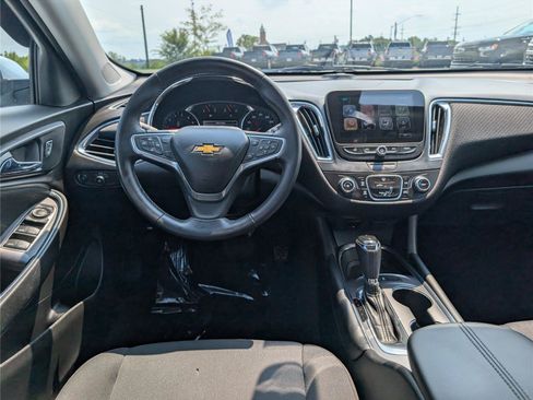 Used 2017 Chevrolet Malibu LT FWD image 16
