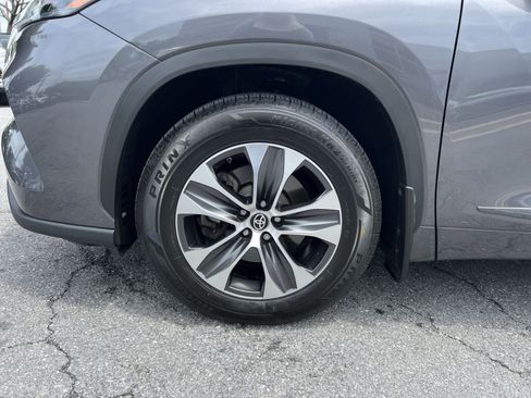 Used 2022 Toyota Highlander XLE AWD/4WD image 12