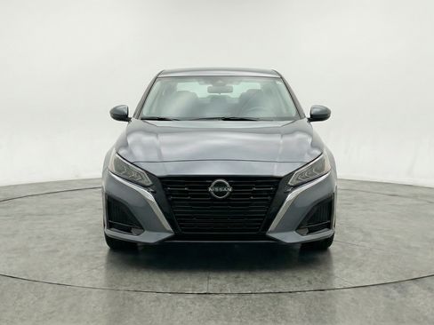 Used 2025 Nissan Altima 2.5 SV FWD image 2