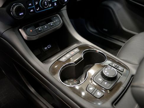 Used 2022 GMC Acadia AT4 w/ Technology Package image 26