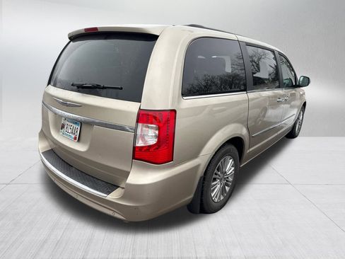 Used 2015 Chrysler Town & Country Touring-L w/ Driver Convenience Group image 3