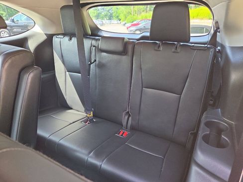 Used 2021 Toyota Highlander XLE AWD/4WD image 25