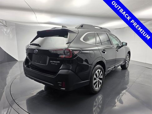 Used 2022 Subaru Outback Premium image 4