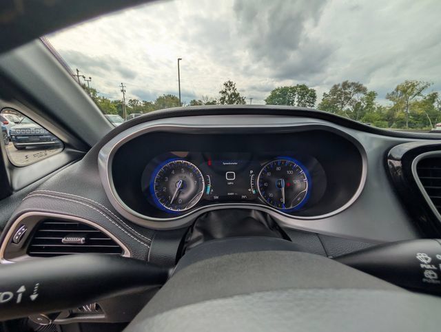 Used 2025 Chrysler Pacifica Limited FWD image 17