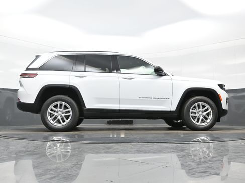 New 2026 Jeep Grand Cherokee Laredo AWD/4WD image 16