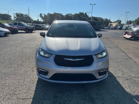 Used 2023 Chrysler Pacifica Touring-L FWD image 2