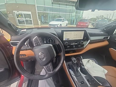 Used 2023 Toyota Highlander Platinum image 3