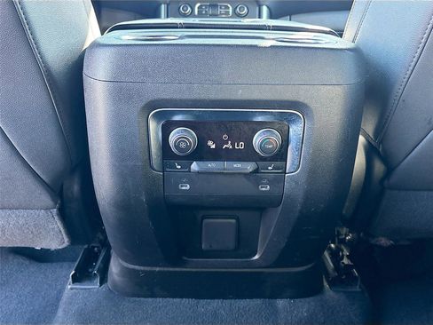 Used 2023 Chevrolet Suburban Premier image 29