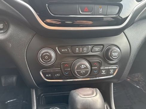 Used 2022 Jeep Cherokee Limited AWD/4WD image 38