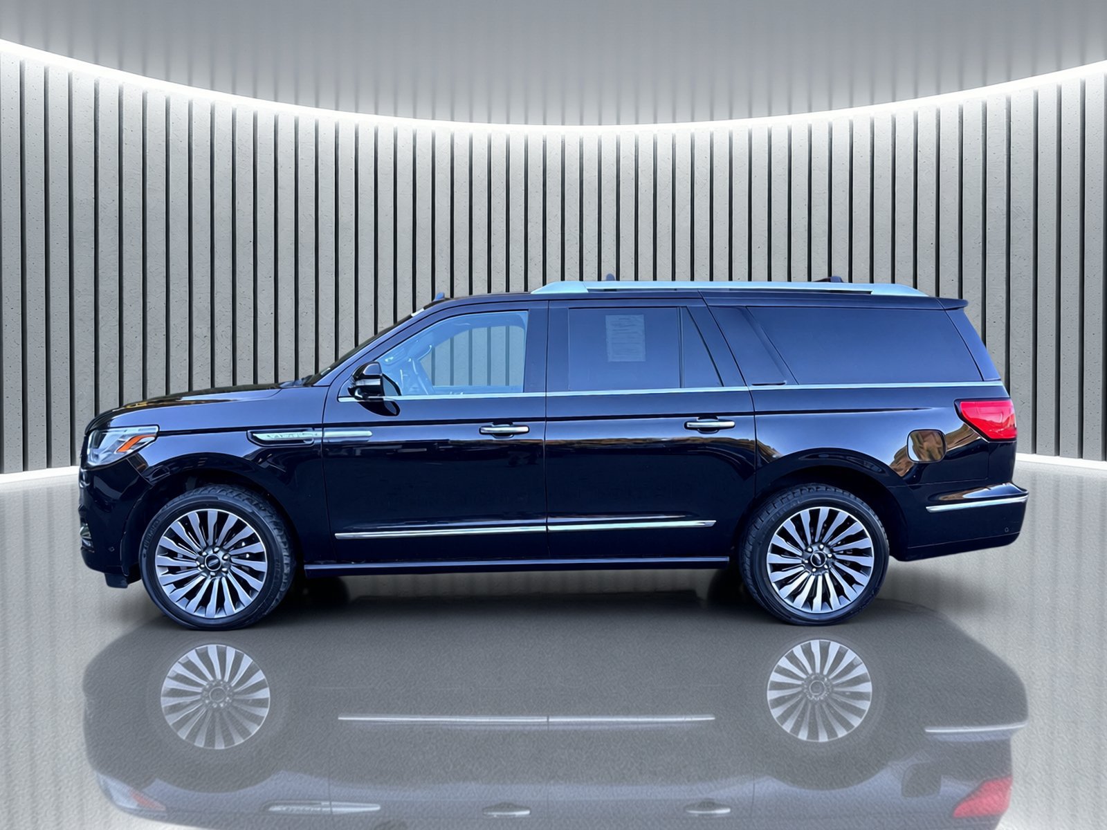 Used 2019 Lincoln Navigator L Reserve AWD/4WD image 2