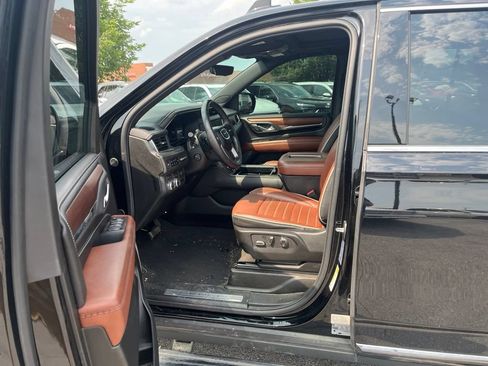Used 2024 GMC Yukon Denali Ultimate AWD/4WD image 6