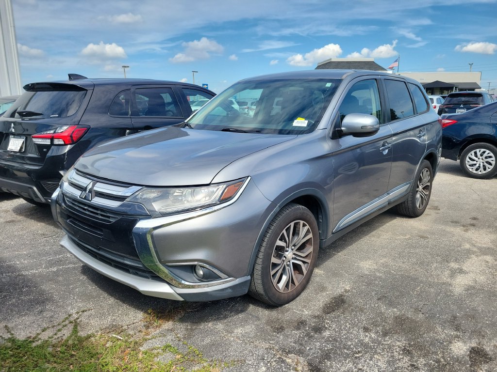 Used 2017 Mitsubishi Outlander SE AWD/4WD image 1