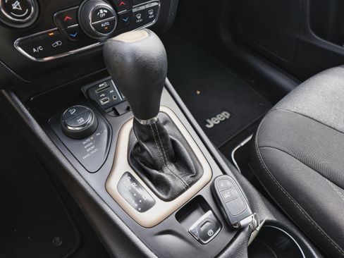 Used 2014 Jeep Cherokee Latitude w/ Comfort/Convenience Group image 25