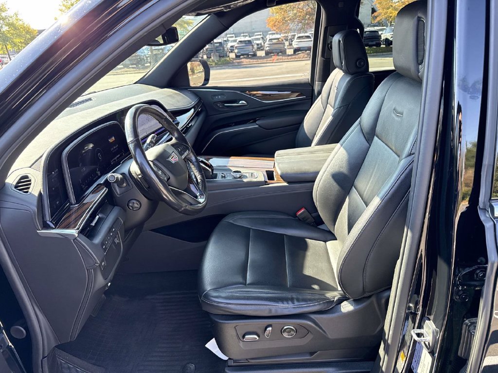 Used 2023 Cadillac Escalade ESV Luxury AWD/4WD image 6