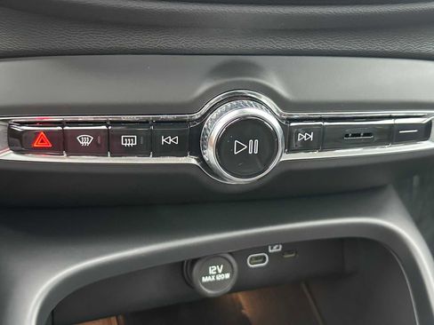 Used 2025 Volvo XC40 B5 Core w/ Protection Package Premier image 29