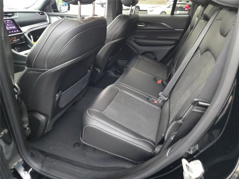 New 2025 Jeep Grand Cherokee Altitude image 19