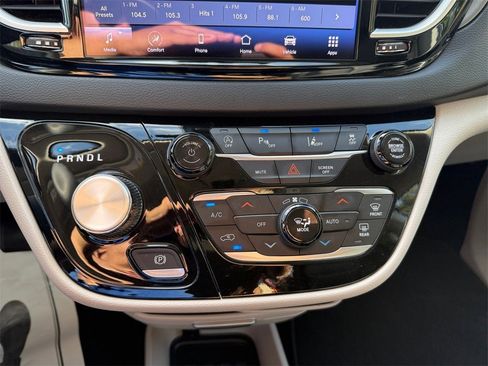Certified 2024 Chrysler Pacifica Touring-L image 20