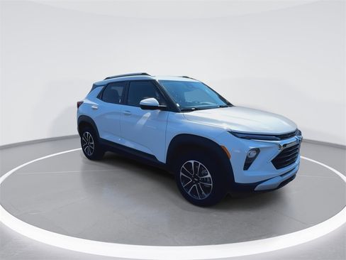 Used 2024 Chevrolet TrailBlazer LT image 2