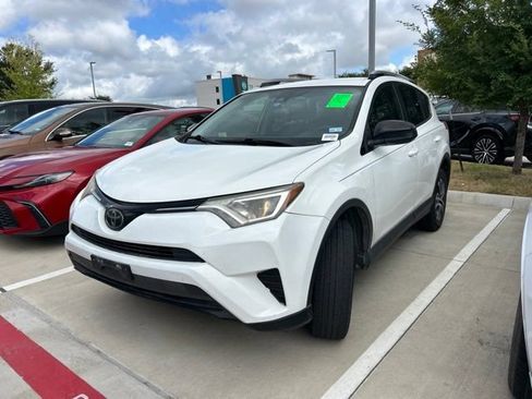 Used 2018 Toyota RAV4 LE FWD image 5