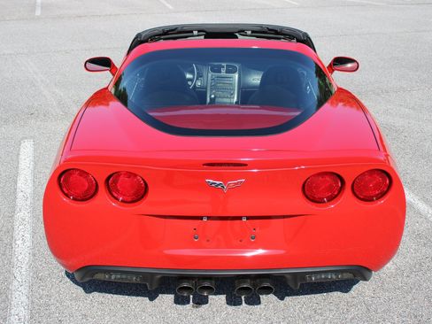 Used 2007 Chevrolet Corvette Coupe w/ Performance Package RWD image 18
