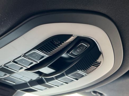 Certified 2022 Porsche Macan image 31