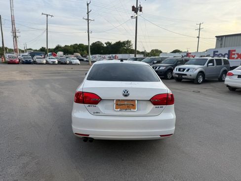 Used 2011 Volkswagen Jetta SE FWD image 4