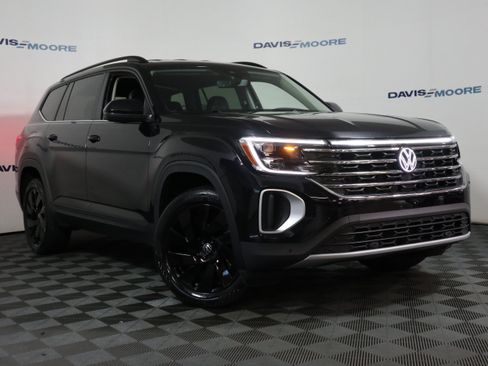Used 2024 Volkswagen Atlas SE FWD image 2