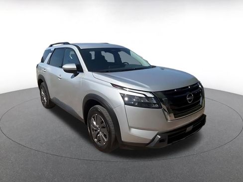 Used 2025 Nissan Pathfinder SV image 2