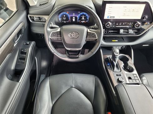 Used 2023 Toyota Highlander Limited image 10