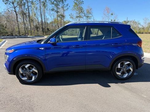 Used 2025 Hyundai Venue Limited image 2