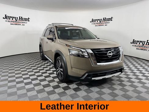 Used 2024 Nissan Pathfinder Platinum FWD image 6