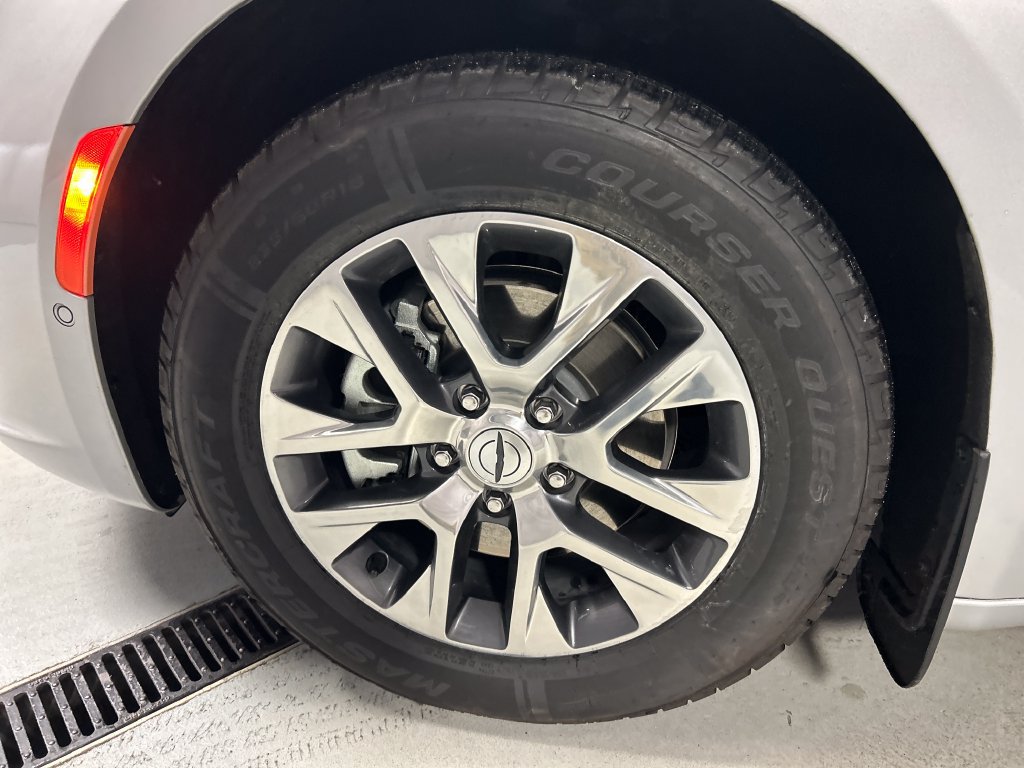 Used 2024 Chrysler Pacifica Pinnacle FWD image 9