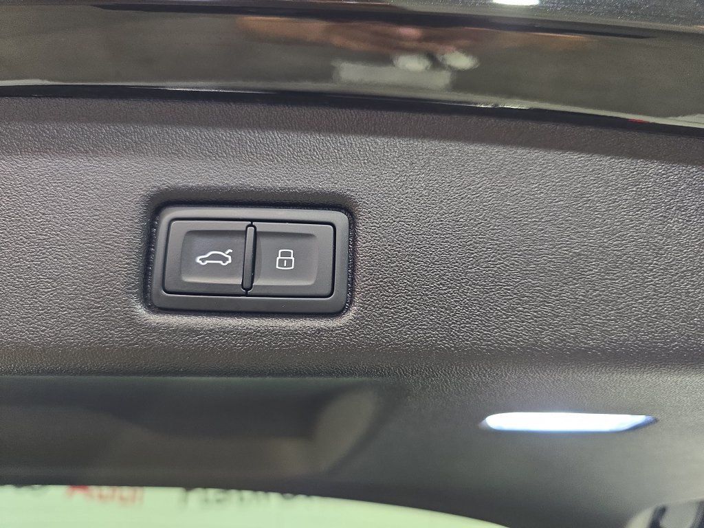 Used 2025 Audi Q5 Premium Plus w/ Premium Plus AWD/4WD image 16
