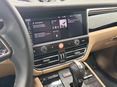 Certified 2026 Porsche Macan AWD/4WD image 27