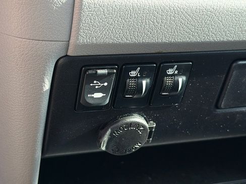 Used 2017 Toyota Sienna XLE w/ XLE Navigation Package FWD image 17