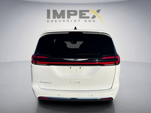 Used 2025 Chrysler Pacifica Select FWD image 4