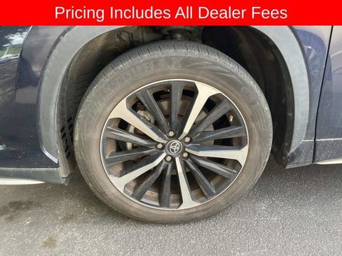 Used 2022 Toyota Highlander XSE AWD/4WD image 2
