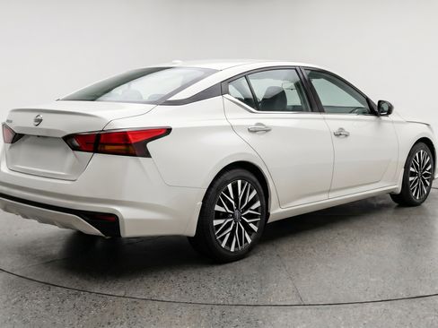 Used 2025 Nissan Altima 2.5 SV FWD image 9