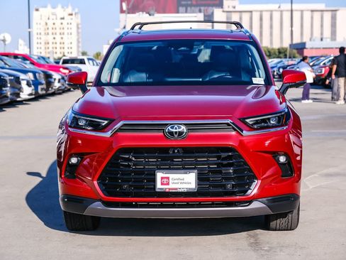 Certified 2024 Toyota Grand Highlander FWD image 2