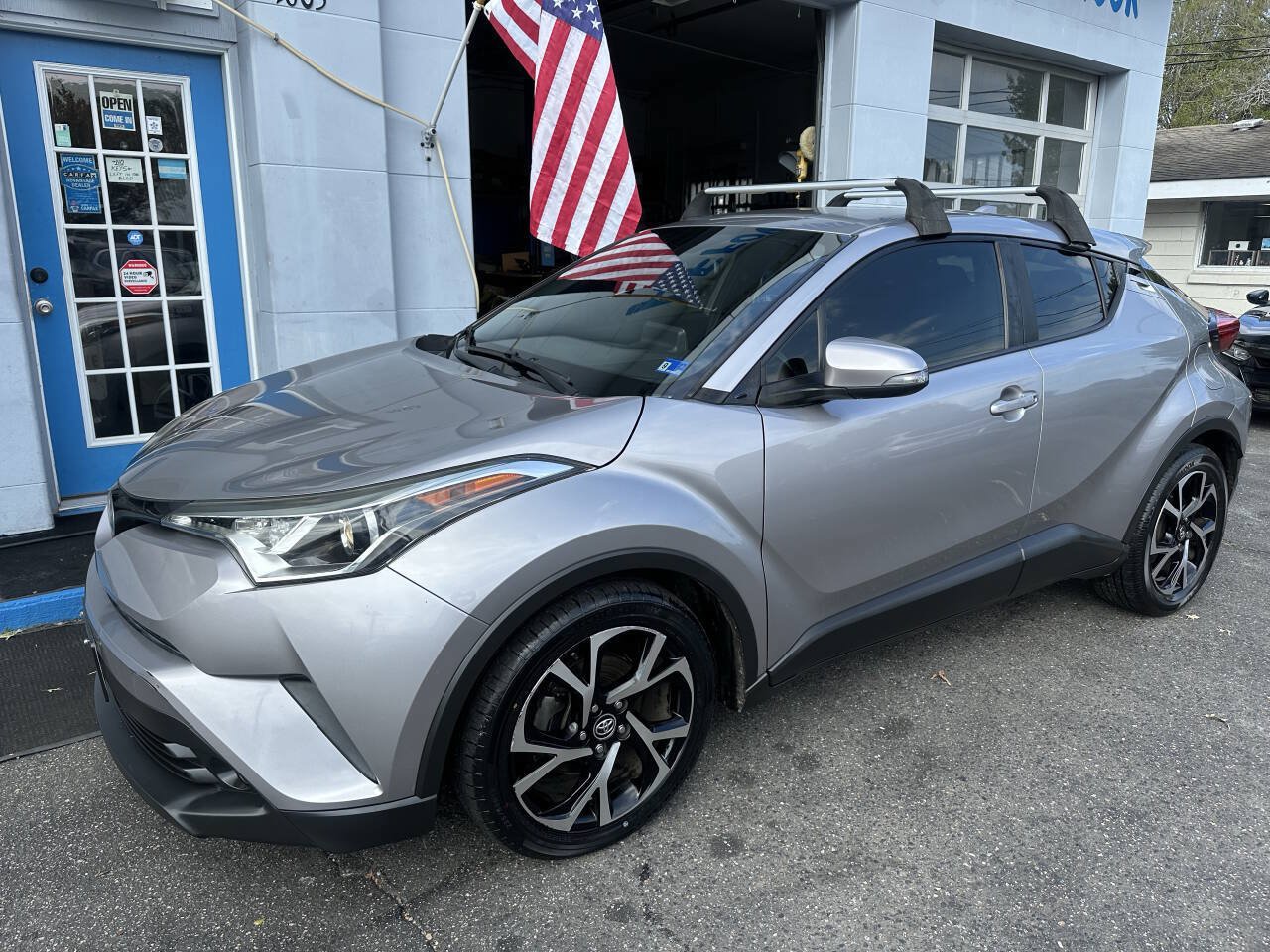 Used 2019 Toyota C-HR XLE FWD image 2