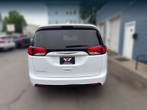 Used 2018 Chrysler Pacifica Touring-L Plus w/ Advanced Safetytec Group FWD image 6