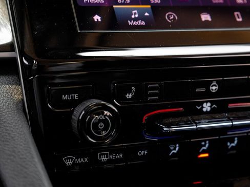 Used 2022 Jeep Grand Cherokee Laredo w/ Luxury Tech Group I image 32