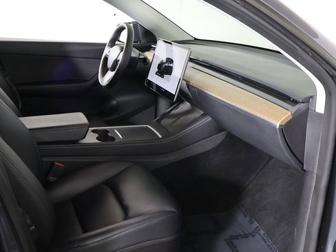 Used 2022 Tesla Model Y Long Range image 26